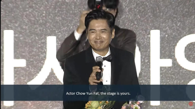 去年周潤發獲釜山電影節亞洲電影人榮譽，他親赴釜山領獎，並在記者會上直指香港電影創作遭到中共諸多限制。（截圖自BIFF YouTube）