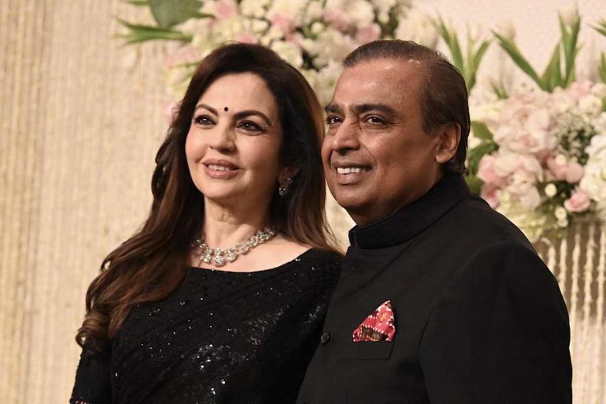 microsoft, stars, temples et banquets: le magnat indien ambani ouvre l'opulent mariage de son fils