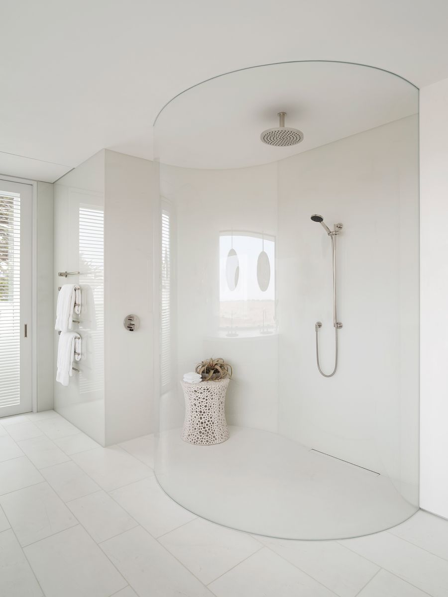 decorar el cuarto de baño todo en blanco es un clásico con un look de lo más moderno