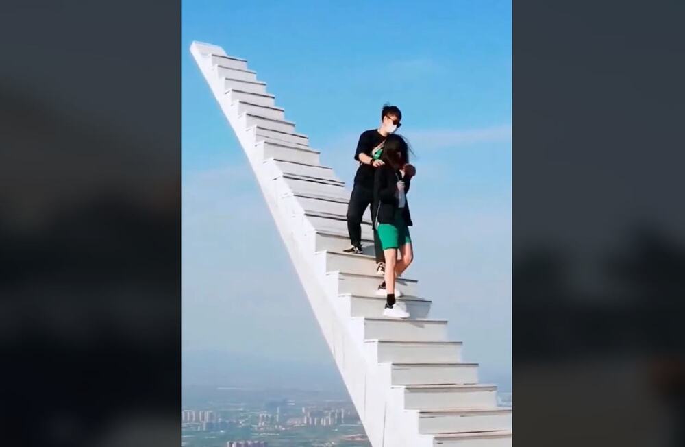 de ultieme relatietest: 'liefdesladder' 1314 meter naar boven zonder trapleuning (video)