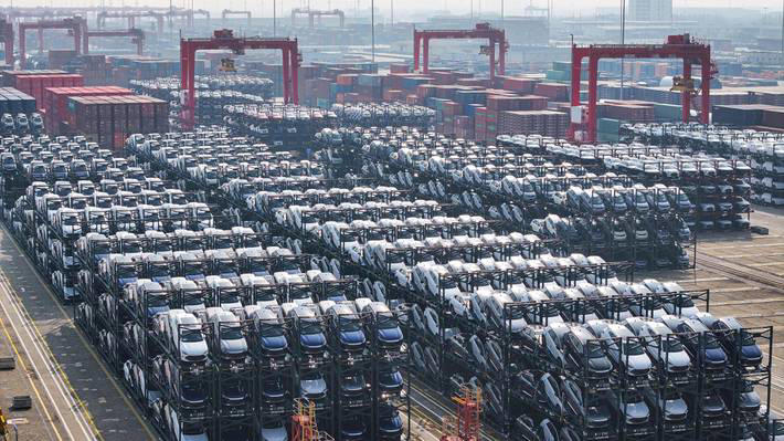 Carros elétricos da BYD esperando para serem levados a um contêiner no porto de Taicang, em Suzhou, na China Foto: AFP