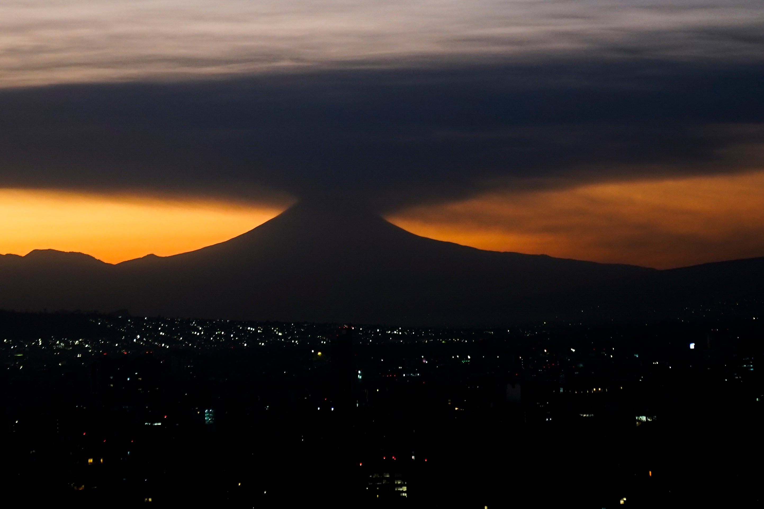 mexico volcano eruption cancels flights as warning issued to tourists