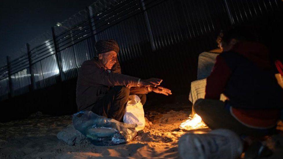 as estratégias de sobrevivência em gaza em meio a noites frias e comida racionada