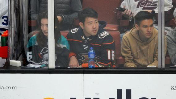 菊池雄星2018年11月現身安納罕看冰球，當時老婆深津瑠美（左1）就坐在他旁邊。（圖／翻攝自推特）