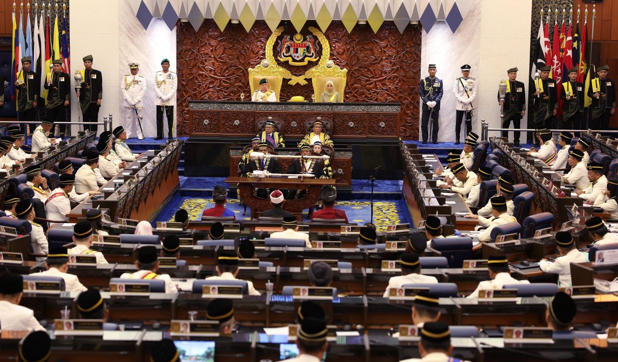 mp ordered to apologise to the king in dewan rakyat