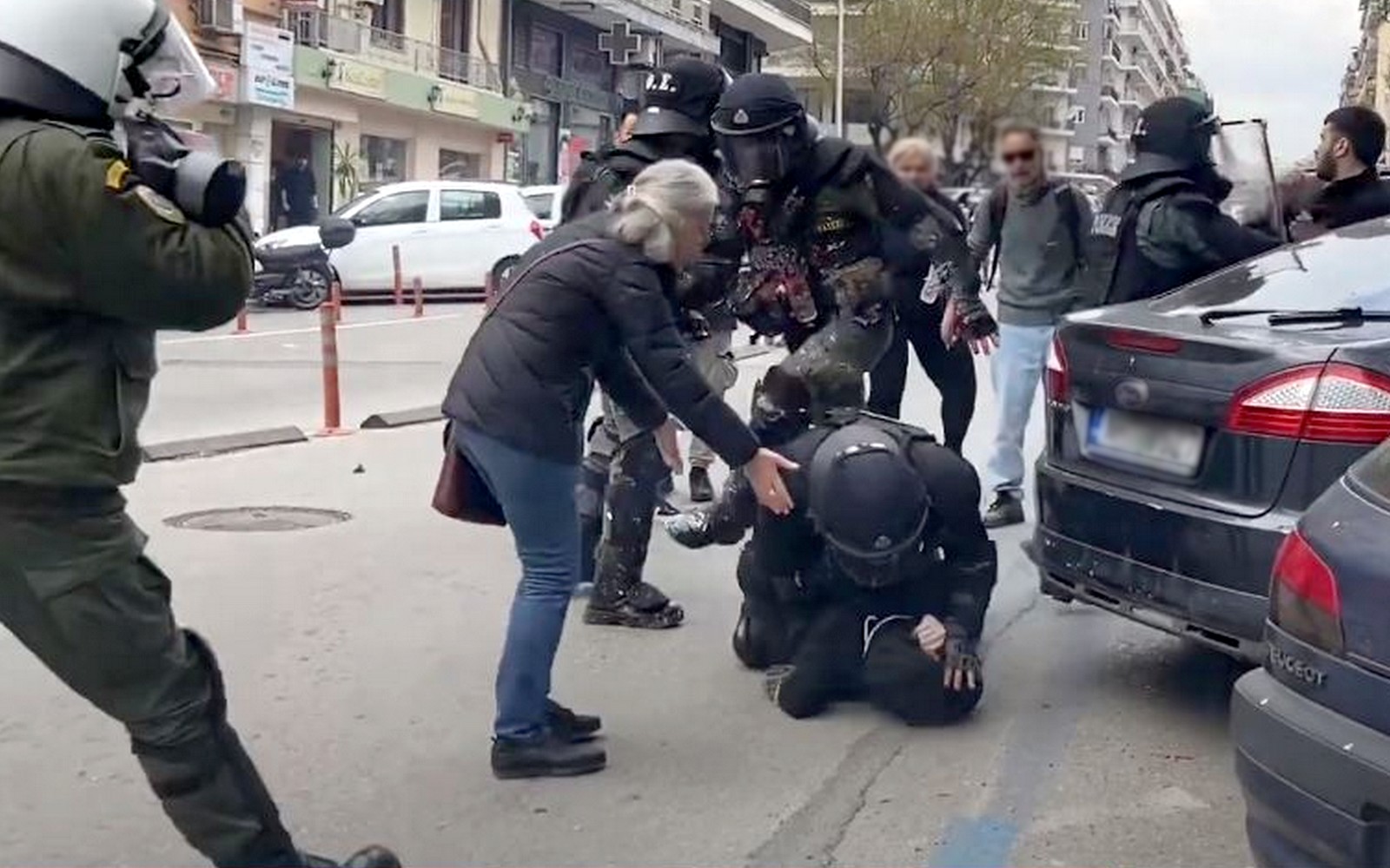 θεσσαλονίκη: άνδρας των ματ χτυπά διαδηλωτή στην πορεία για τα τέμπη - βίντεο