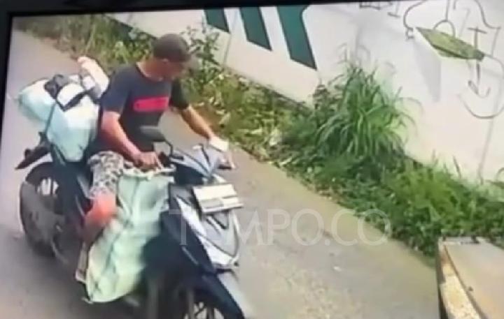 viral di depok, pencuri bawa kabur sepeda motor kurir berikut karung-karung paketnya