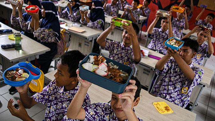 airlangga buat simulasi makan siang gratis rp 15.000 per anak, ini daftar lengkap menunya