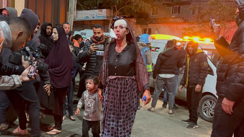 při úderu v gaze měly zemřít desítky lidí čekající na pomoc. prověříme to, řekli izraelci