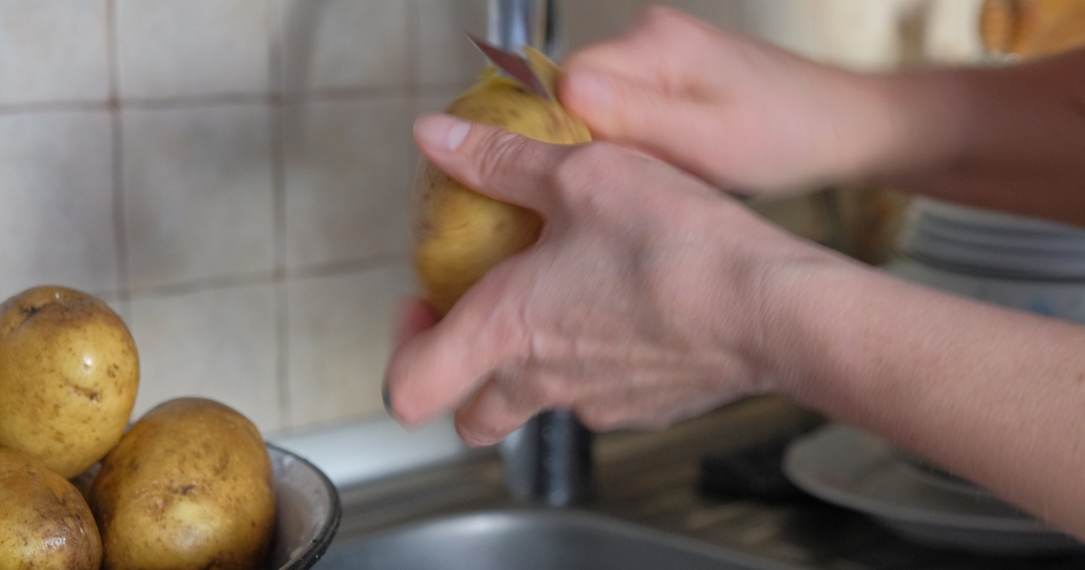 alt for få kender det: gør dette ved dine kartofler, og skrællen ryger af med et snuptag