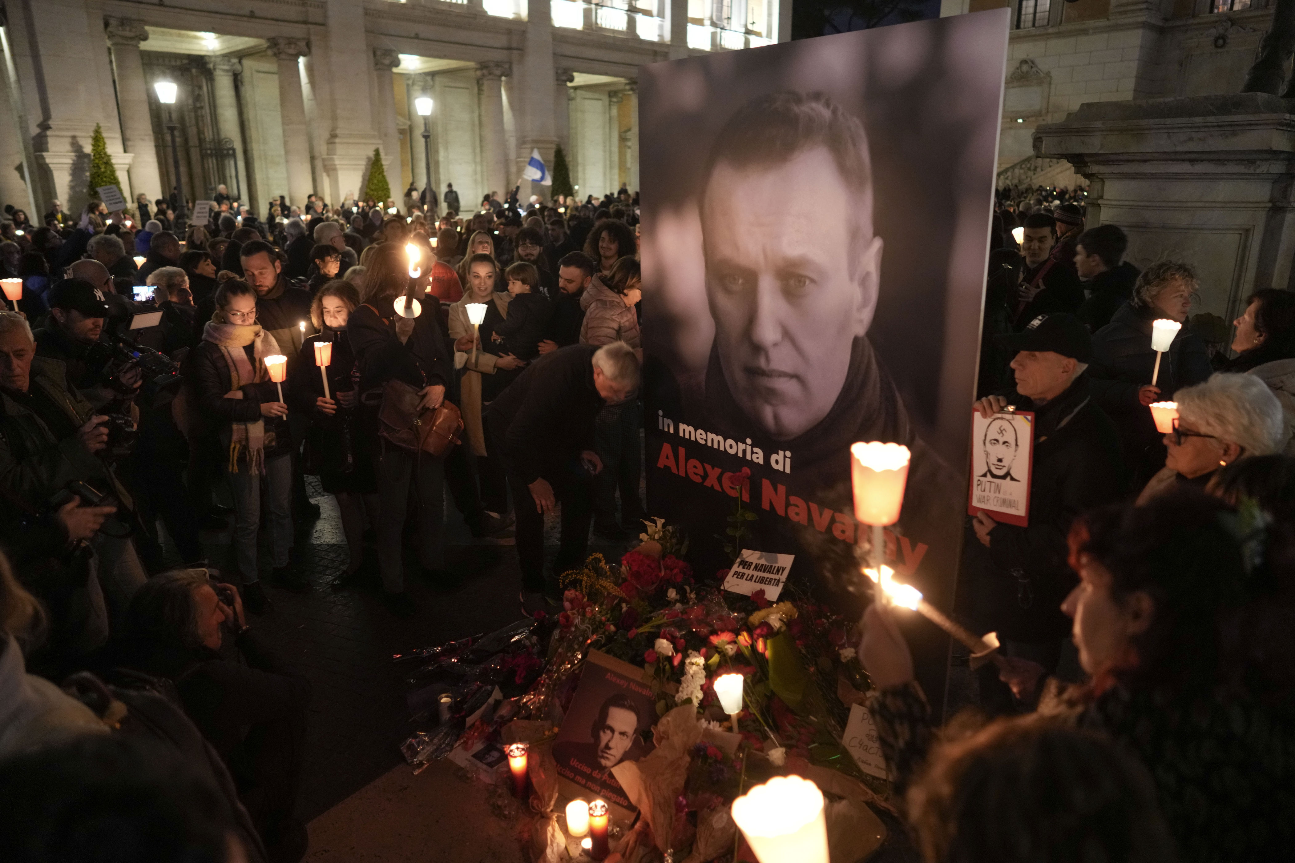 blomsternedleggelse for navalnyj foran russlands ambassade fredag