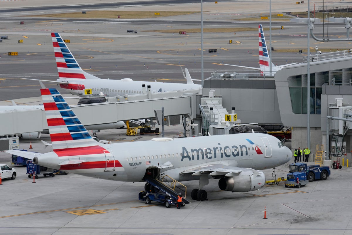american airlines plane forced to land 250 miles into flight due to crack in windshield