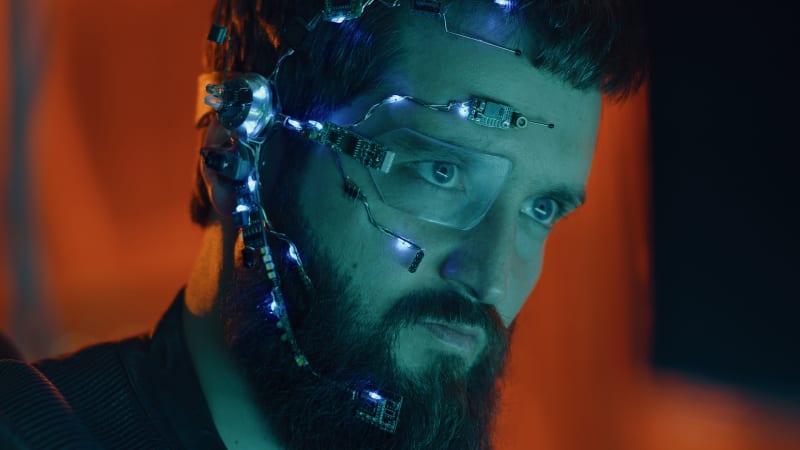 kyberpunk nikdy nebude jako dřív. nejzásadnější sci-fi dílo dostává hraný seriál