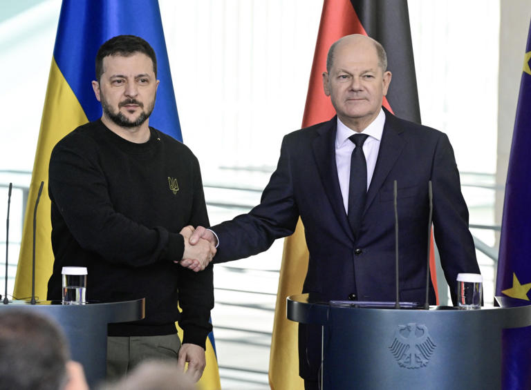 Le chancelier allemand Olaf Scholz et le président ukrainien Volodymyr Zelensky, le 16 février 2024 à Berlin. JOHN MACDOUGALL AFP