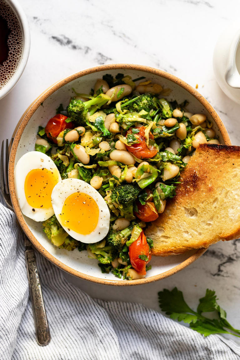 25-Minute Veggie-Filled Breakfast Bowls with White Beans