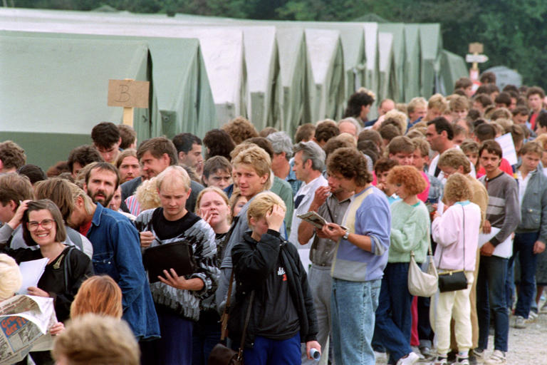 Des réfugiés d'Allemagne de l'Est, le 12 septembre 1989 en Bavière. CHRISTOPHE SIMON AFP