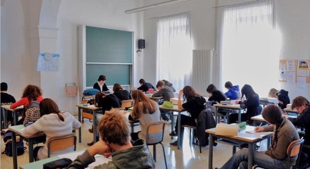 scuola, multe sino a 10.000 euro agli studenti che aggrediscono i professori: l'emendamento del governo