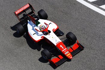 f2 bahréin: maini con la primera pole, colapinto fuera del top 10