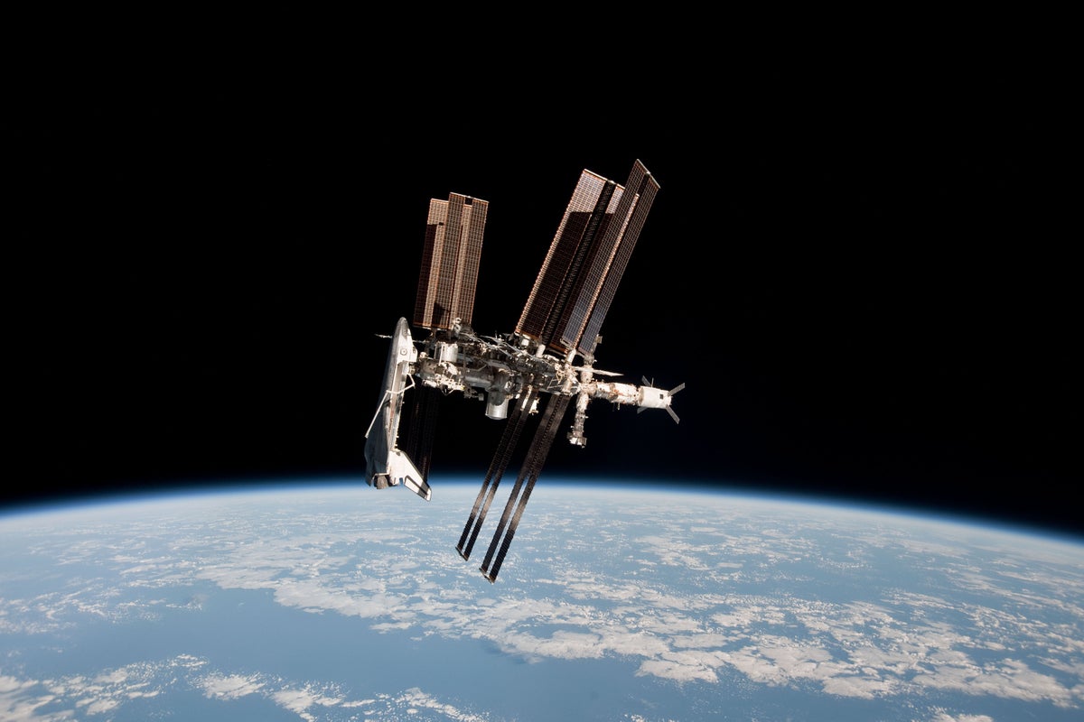 international space station is leaking, russia says