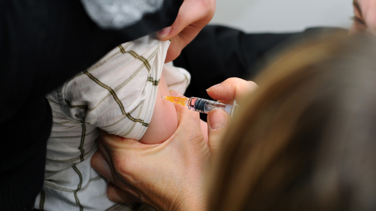 egyre több a kanyarós angliában, a gyerekek beoltását sürgetik
