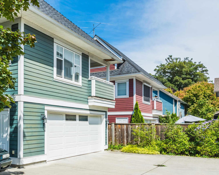 How much does it cost to replace a garage door? And 5 expert money