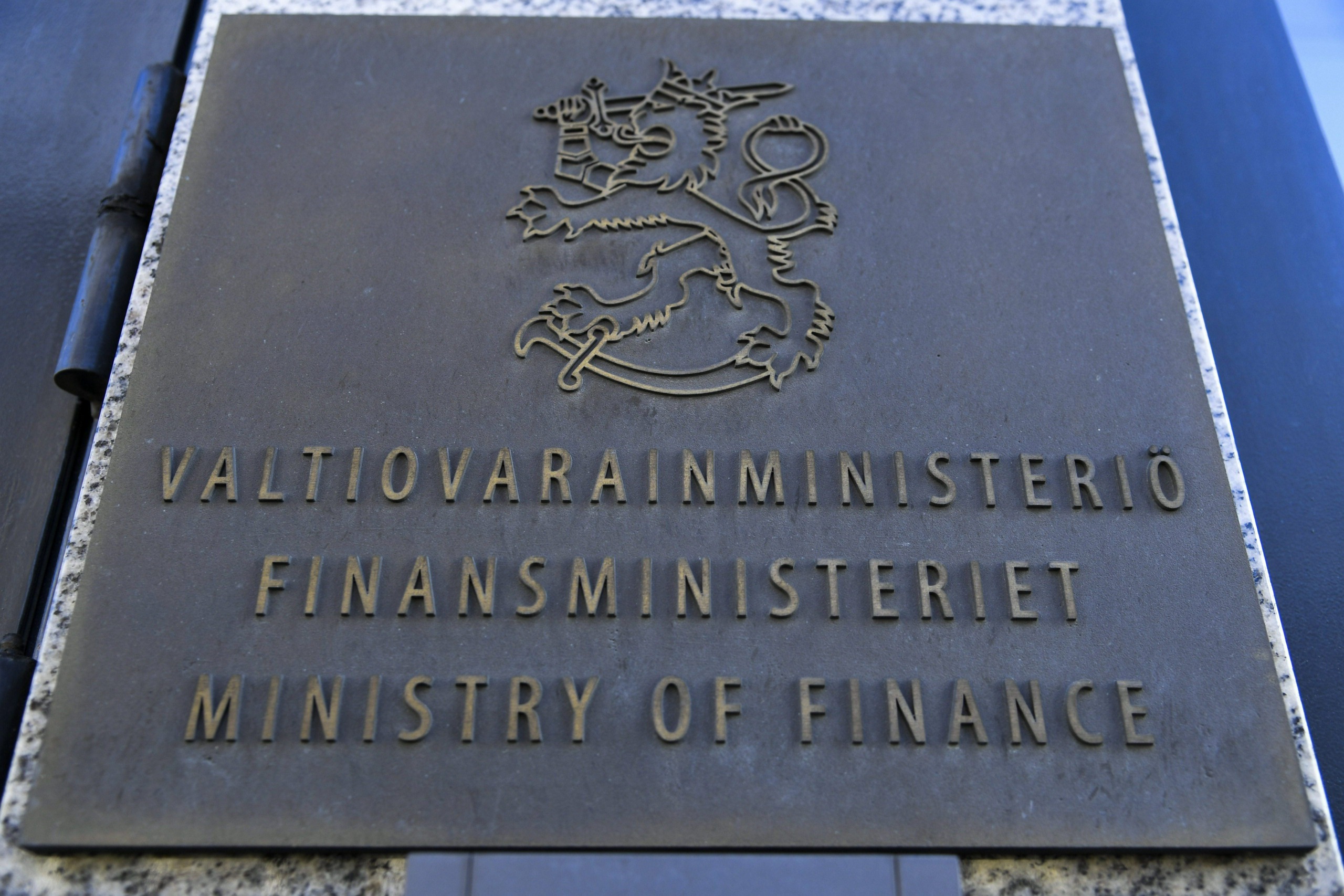valtiovarainministeriö arvioi alijäämän laskevan 10 miljardiin euroon neljässä vuodessa