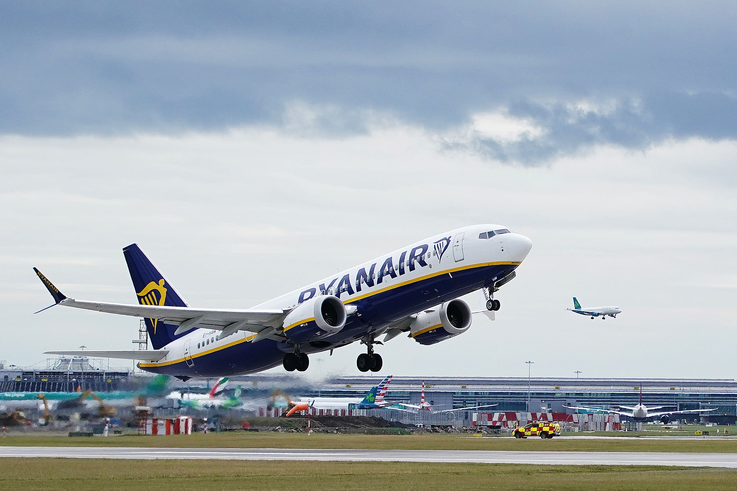 ryanair boss labels ministers dunces in furious row over passenger cap