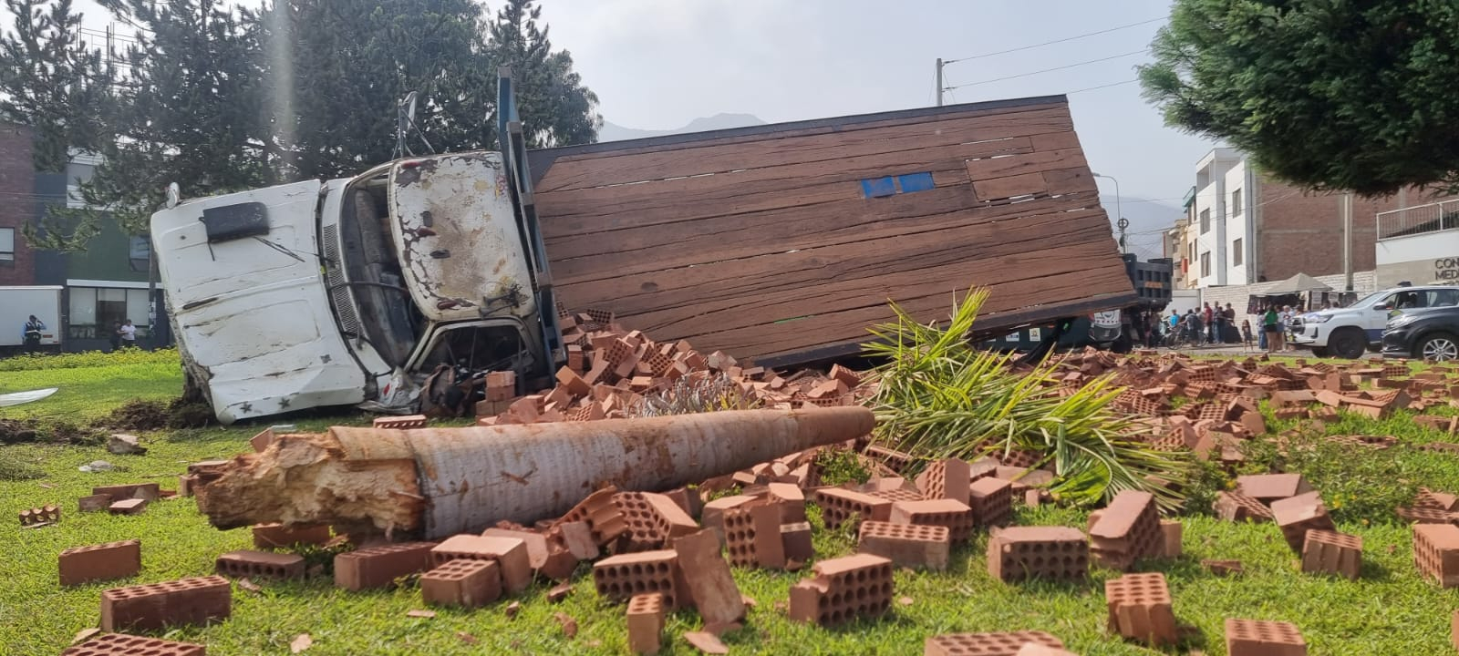 amazon, la molina: camión de ladrillos pierde el control y ocasiona accidente en óvalo los cóndores