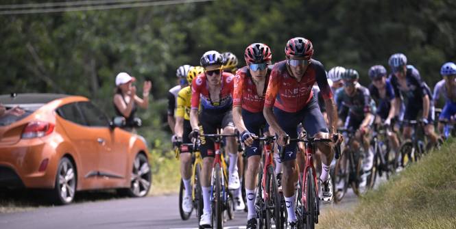 Egan Bernal Et Carlos Rodriguez En Leaders D'Ineos Grenadiers Sur Paris ...