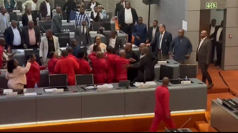 anc and eff councillors come to blows at ekurhuleni council meeting over mayor’s no confidence vote