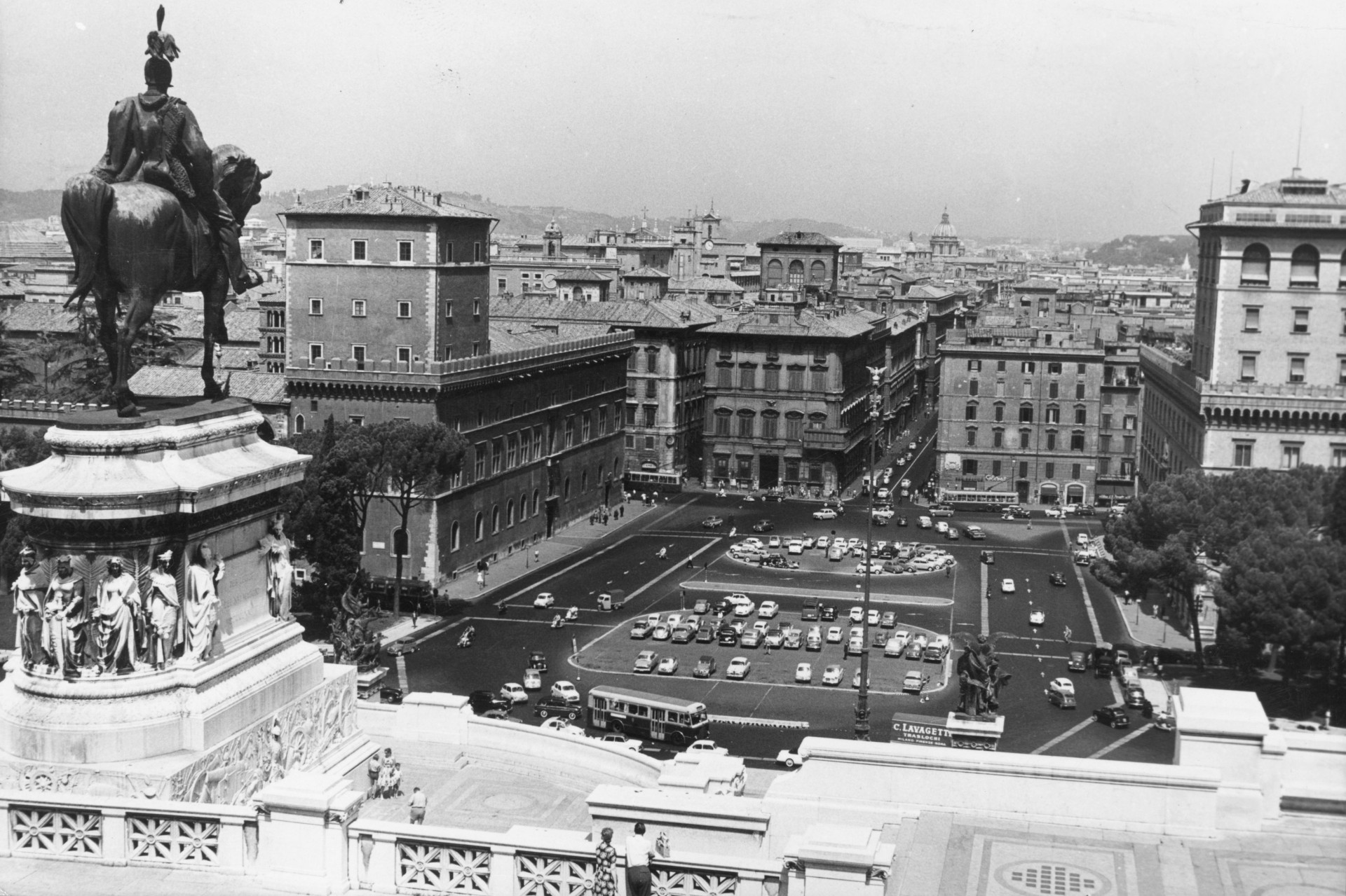 <a href="https://uk.starsinsider.com/travel/262965/discover-amazing-roman-sites-and-ruins-from-across-the-empire">Rome</a>'s Piazza Venezia is one of the Italian capital's main thoroughfares, seen here in 1961.<p><a href="https://www.msn.com/en-us/community/channel/vid-7xx8mnucu55yw63we9va2gwr7uihbxwc68fxqp25x6tg4ftibpra?cvid=94631541bc0f4f89bfd59158d696ad7e">Follow us and access great exclusive content every day</a></p>