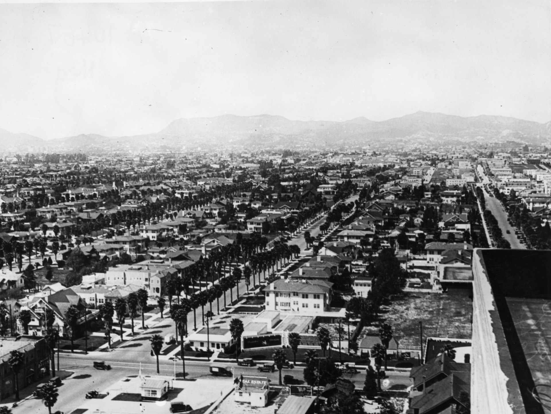 This is a view of Hollywood, Los Angeles, in 1925.<p><a href="https://www.msn.com/en-us/community/channel/vid-7xx8mnucu55yw63we9va2gwr7uihbxwc68fxqp25x6tg4ftibpra?cvid=94631541bc0f4f89bfd59158d696ad7e">Follow us and access great exclusive content every day</a></p>