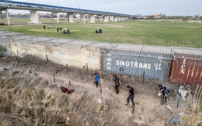 juez detiene ley de texas que autoriza a policías a expulsar migrantes