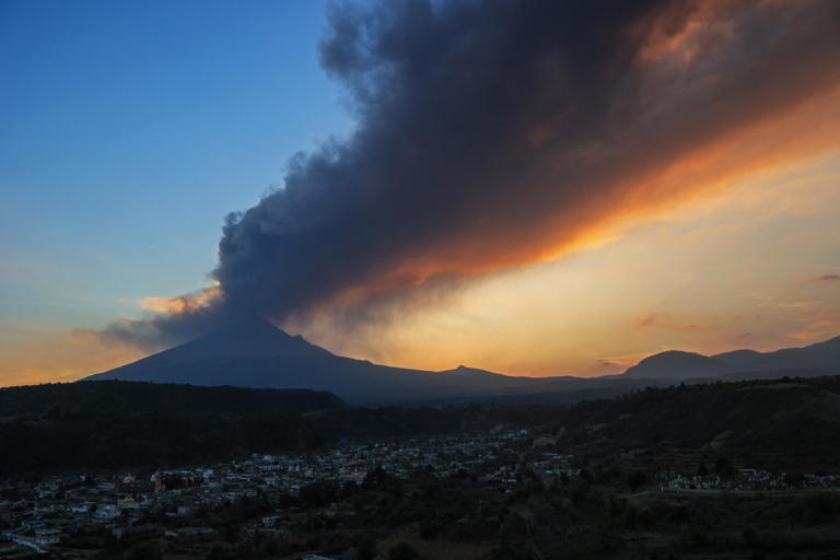 Mexicos Popocatépetl Volcano Erupts Multiple Times Spewing Ash And