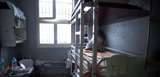 nouveau record historique de détenus dans les prisons françaises, avec 77 450 personnes incarcérées