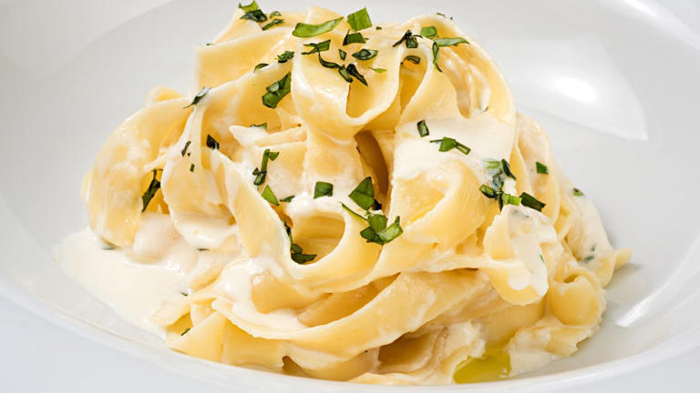 This Creamy Fettuccine Alfredo Recipe Uses Cottage Cheese for a High ...