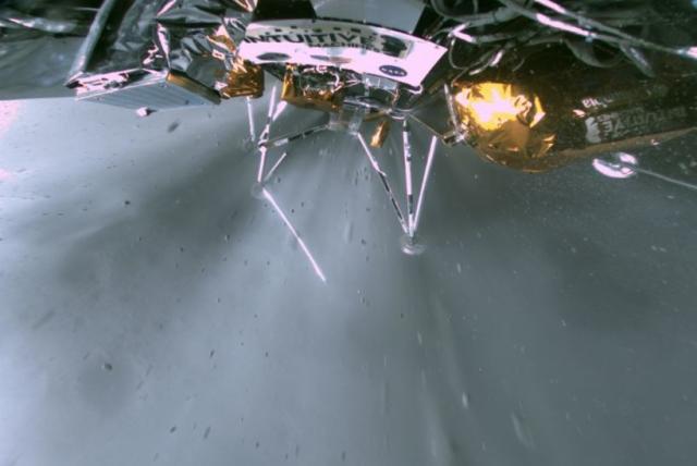 la primera imagen del aterrizador odiseo de ee. uu. en suelo lunar
