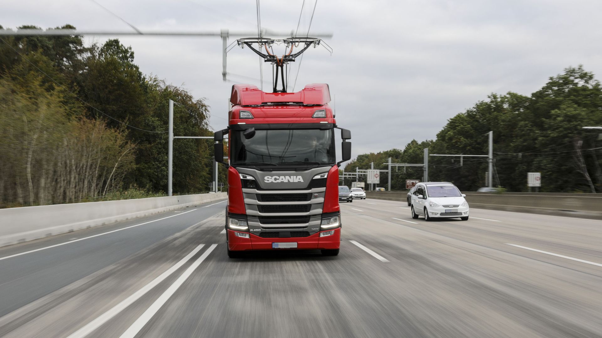 e-highways: lastwagen können durch oberleitungen die hälfte des co₂ einsparen
