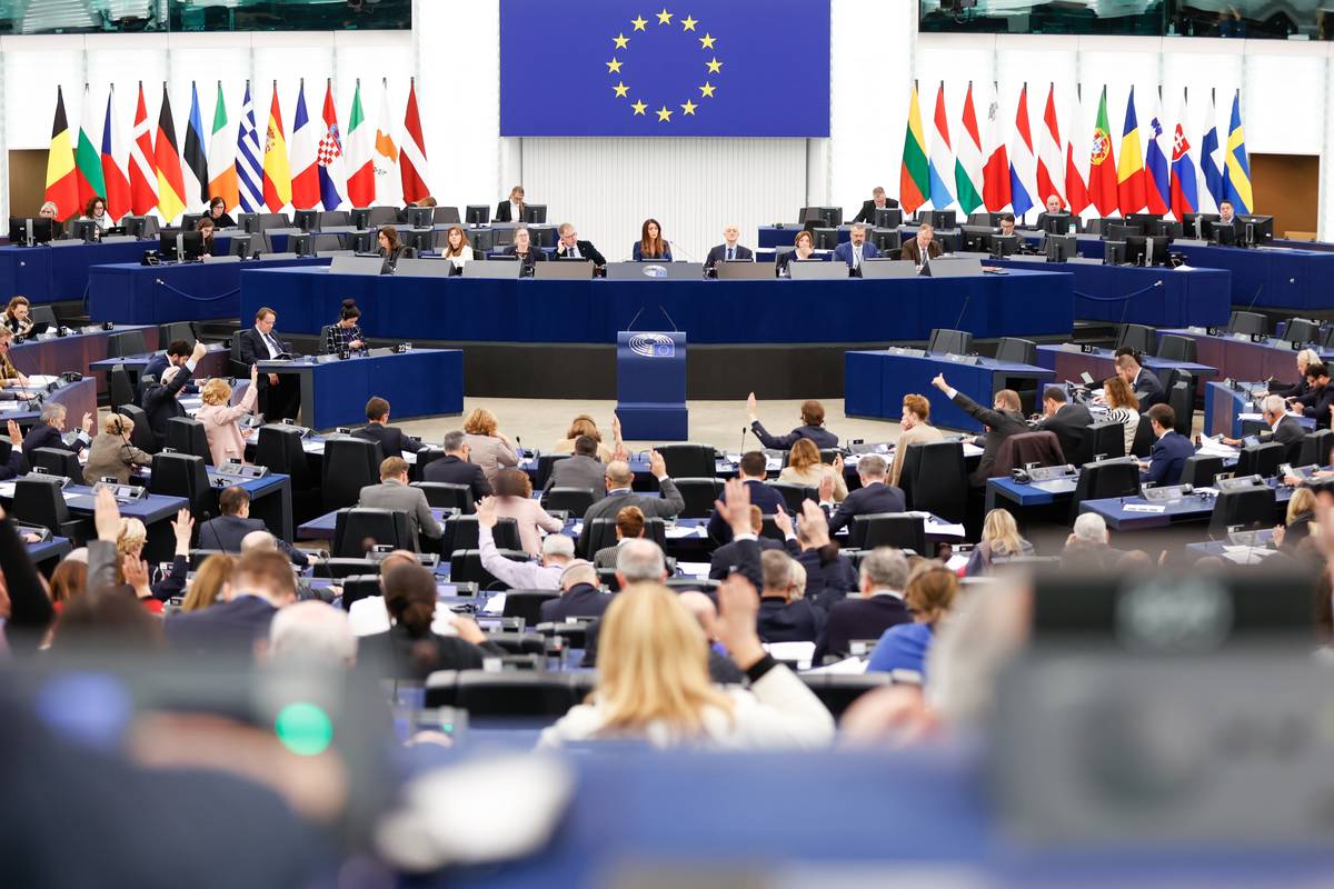 eurodeputado português impedido de entrar (e votar) no parlamento europeu por estar com filho menor