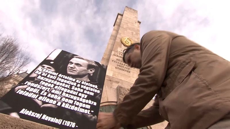 ungheria: il poster di navalny sul monumento ai soldati sovietici a budapest
