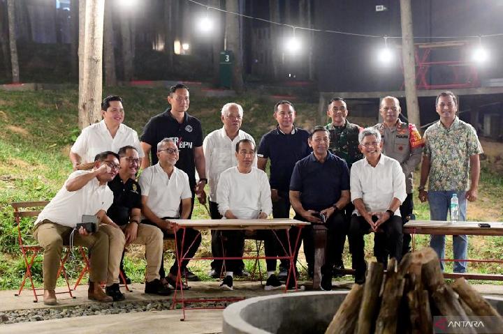 jokowi nikmati malam di ikn bersama para menteri, ada barbeku hingga durian