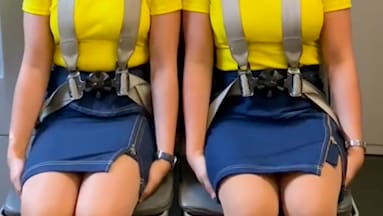 erklärvideo zeigt: darum sitzen flugbegleiter auf ihren händen beim start
