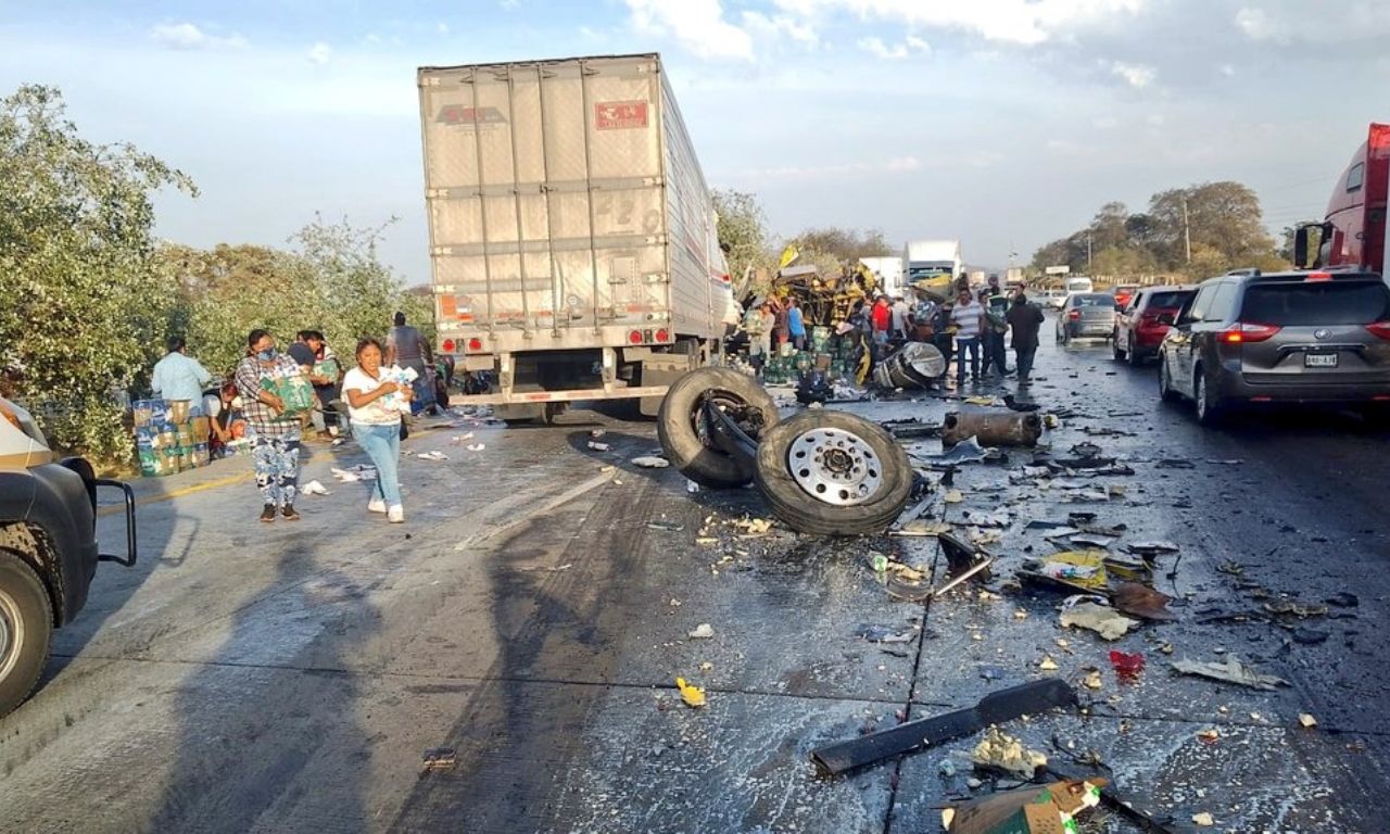 aparatoso accidente de un tráiler de lácteos en autopista méxico-querétaro deja la vialidad bloqueada