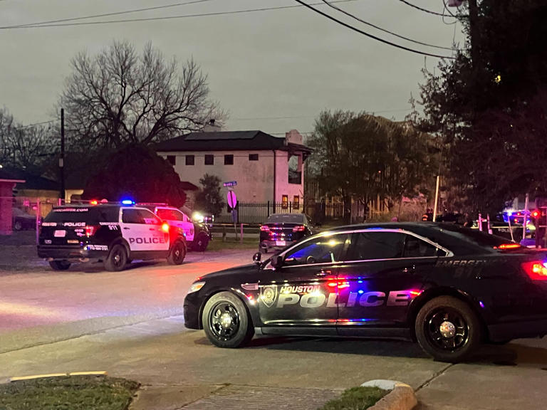 Houston police officer shot and killed robbery suspect in shootout ...