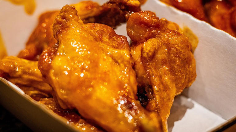 Buffalo Wild Wings Honey Sriracha And Honey Garlic Wings Review: Two ...