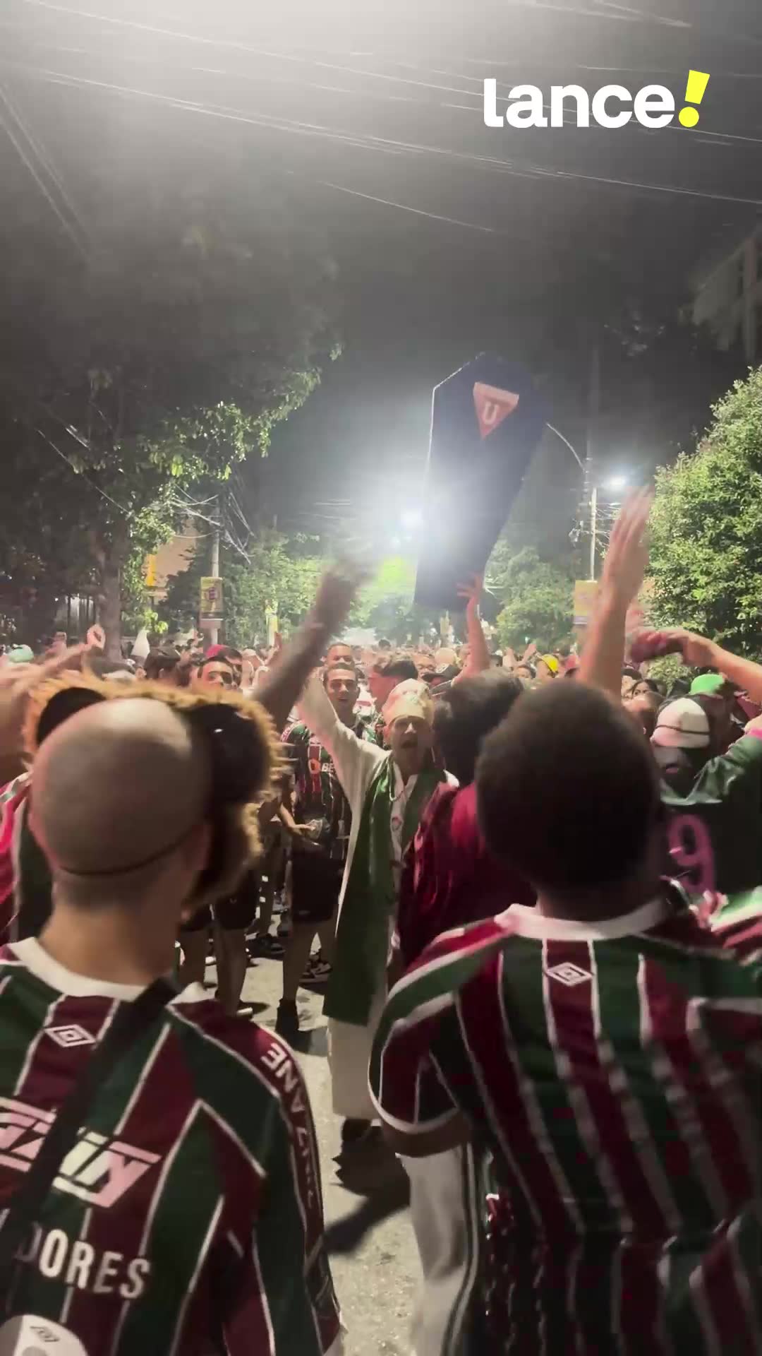 Torcida Do Fluminense Faz Muita Festa E Provoca A LDU: 'A Liga Vai Morrer!'