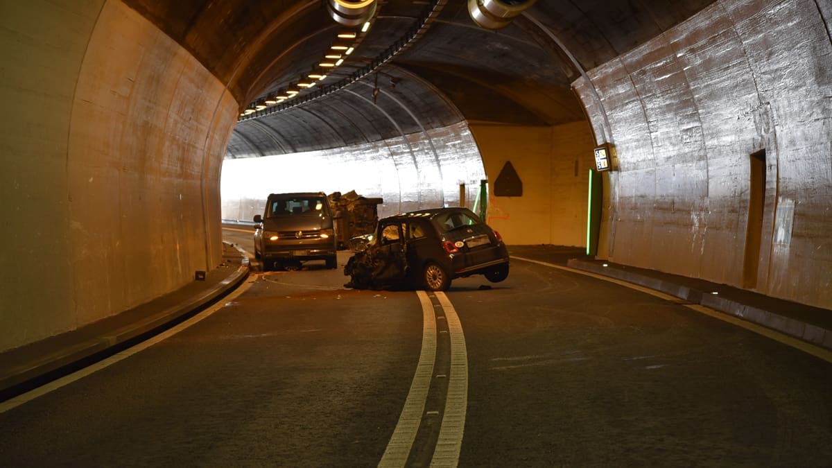 tödlicher tunnel-unfall in andeer gr: autos krachen im tunnel rofla ineinander – mann (†56) tot