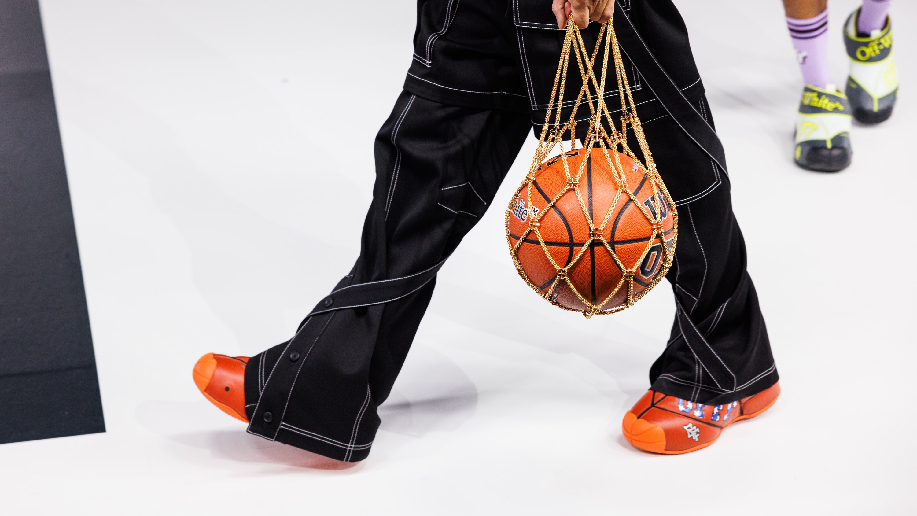 off-white zeigt einen der ausgefallensten sneaker - er sieht aus wie ein basketball