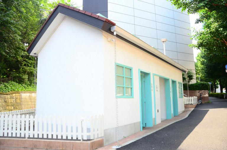 The "Jingumae public restroom" was designed to look like an old-fashioned house in the Harajuku area of Shibuya Ward, Tokyo. (Mainichi/Yusuke Kato)