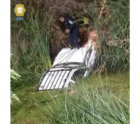 robó auto y terminó dentro de un canal de aguas negras en tláhuac
